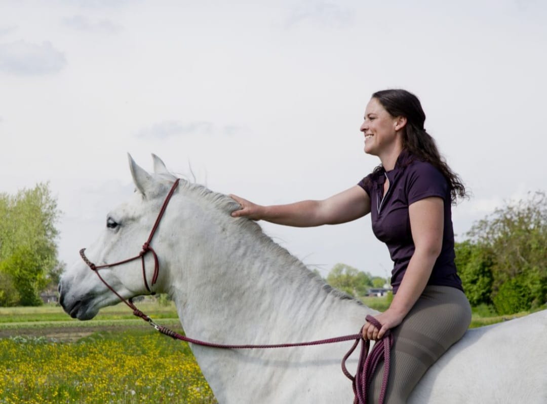 Portret van Aglaia Andersen, trainer gespecialiseerd in rechtgerichtheid en fysieke ontwikkeling van paarden.