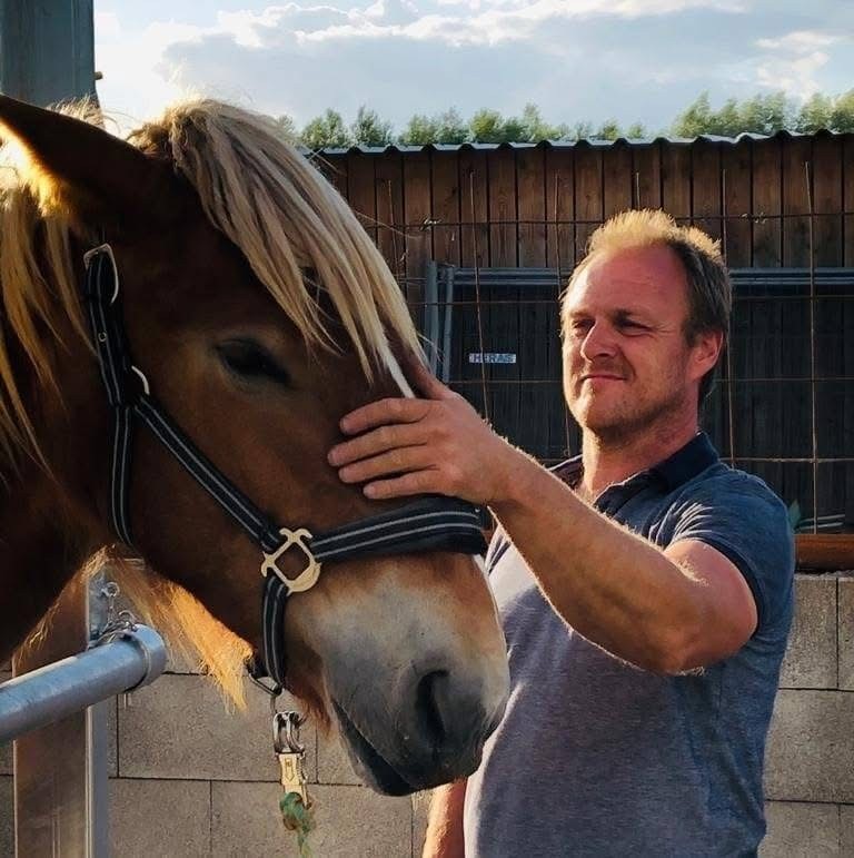 aardeneigenaar leert en werkt samen met zijn paard via Horse Academy