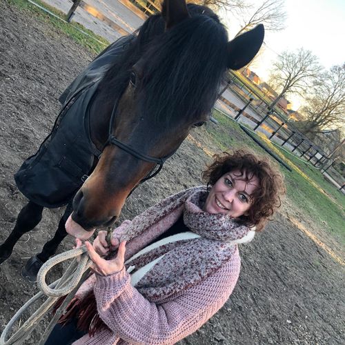 Nadia Molenaers met paard bij Reitenhof