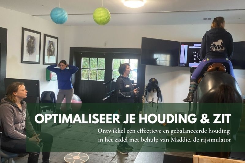 Ruiter op een paardrijsimulator tijdens een training gericht op houding en zit.
