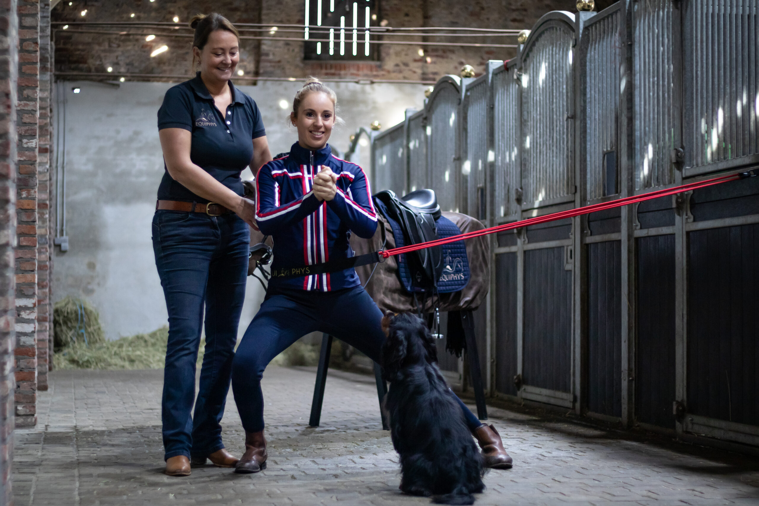 Amazone doet balansoefeningen zonder paard onder begeleiding van een trainer – ruiterfactor en vaardigheden ontwikkelen